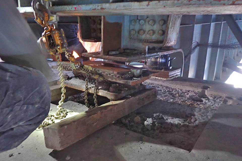 旧支承撤去の様子