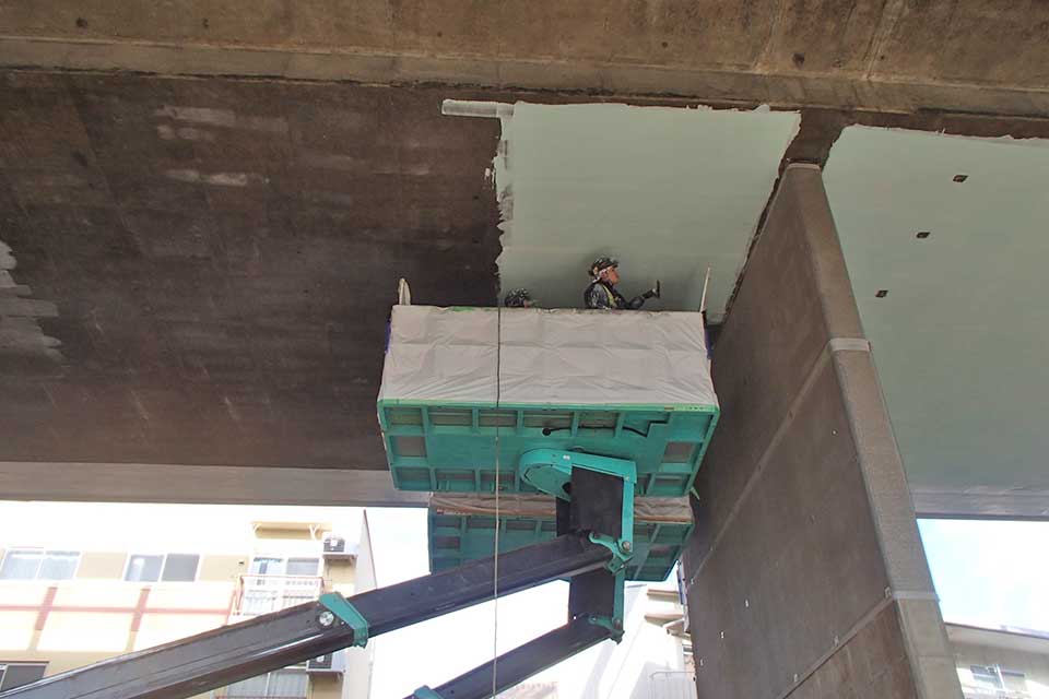 高所作業車での塗装